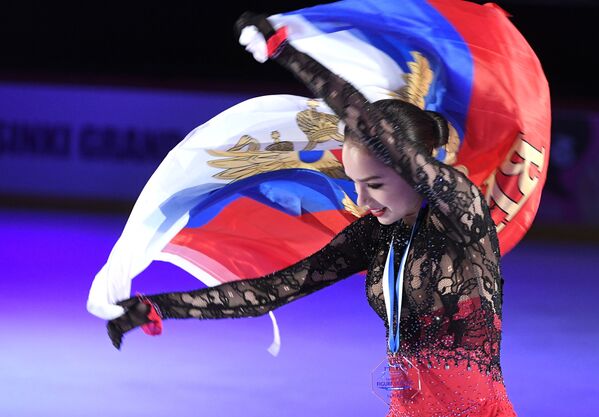 Patinadora artística russa Alina Zagitova ganha medalha de ouro durante a 3ª etapa do Grand Prix de Patinação Artística, em Helsinque - Sputnik Brasil