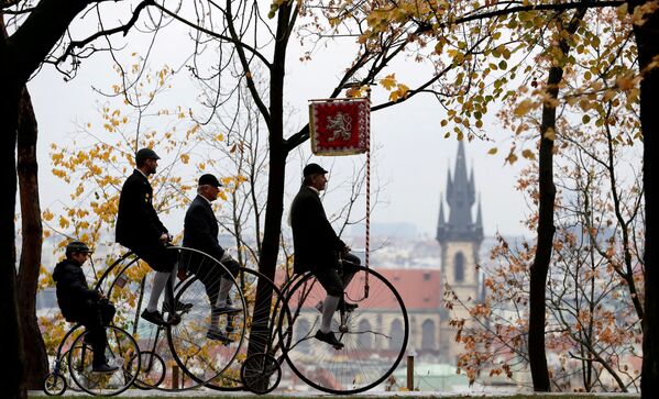 Participantes vestem trajes históricos durante uma corrida anual e bicicletas antigas em Praga, na República Tcheca - Sputnik Brasil