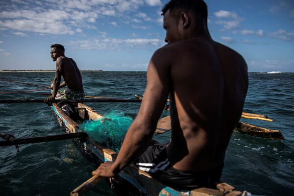 Pescadores malgaxes descansam durante a pesca na comunidade de Anakao, na costa sudoeste de Madagascar - Sputnik Brasil