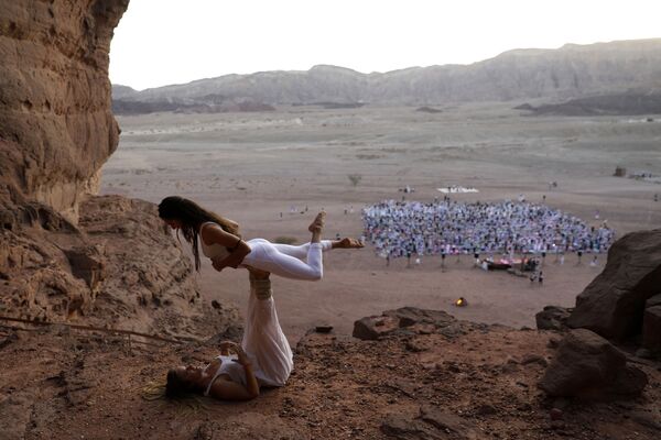Praticantes de ioga posam durante o festival anual no vale de Timna, em Israel - Sputnik Brasil