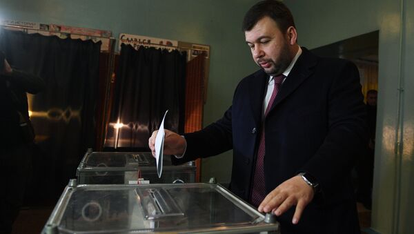 O líder interino da autoproclamada República Popular de Donetsk (RPD), Denis Pushilin, vota durante as eleições na República - Sputnik Brasil