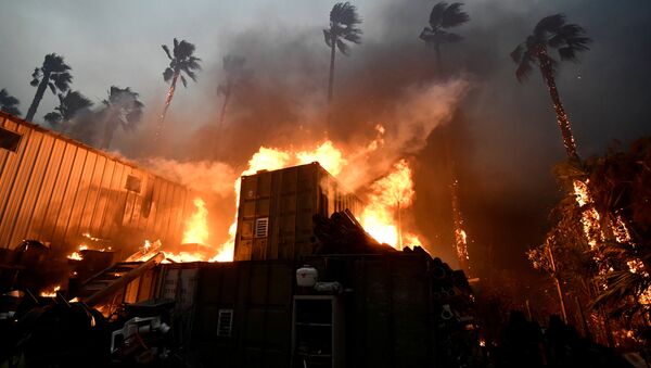 Uma casa é envolvida pelas chamas do incêndio Woolsey, em Malibu, Califórnia, em 9 de novembeo de 2018. - Sputnik Brasil