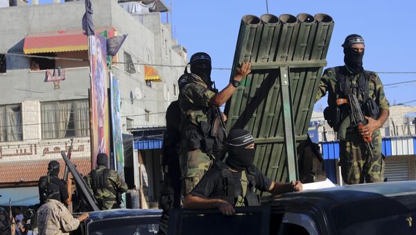 Militantes palestinos das Brigadas al-Nasser Salah al-Deen perto de um lançador de foguetes durante desfile em honra do 17º aniversário de seu grupo no campo de refugiados de Rafah, em 26 de setembro de 2016 - Sputnik Brasil