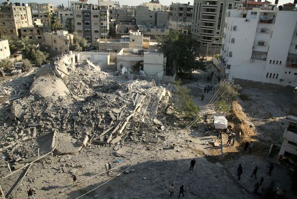 Destroços de prédios após ataques com mísseis lançados por Israel na Faixa de Gaza - Sputnik Brasil