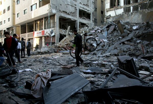 Prédios em ruínas após ataques com mísseis lançados por Israel na Faixa de Gaza - Sputnik Brasil