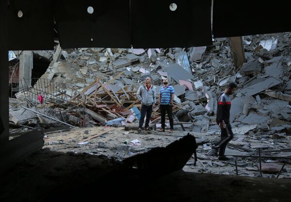 Consequências de um dos ataques com mísseis lançados por Israel na Faixa de Gaza - Sputnik Brasil