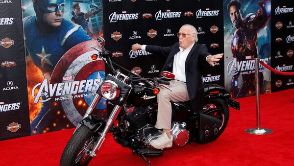 Stan Lee posa em uma moto na estreia mundial do filme Os Vingadores em Hollywood, 11 de abril de 2012 (foto de arquivo) - Sputnik Brasil