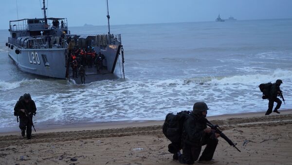 Fuzileiros navais desembarcam na praia e Itaoca (ES) durante a Operação Atlântico - Sputnik Brasil