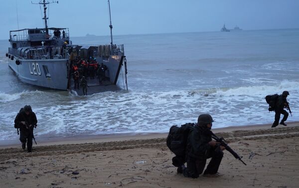 Fuzileiros navais desembarcam na praia e Itaoca (ES) durante a Operação Atlântico - Sputnik Brasil