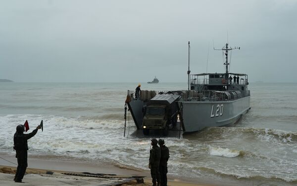 Caminhão da Marinha do Brasil desembarca na praia de Itaoca (ES) durante Operação Atlântico - Sputnik Brasil