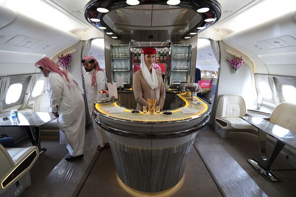 Aeromoça da companhia aérea Emirates Airlines, dentro da maior aeronave de passageiros do mundo durante Show Aéreo Internacional Bahrein 2018 - Sputnik Brasil
