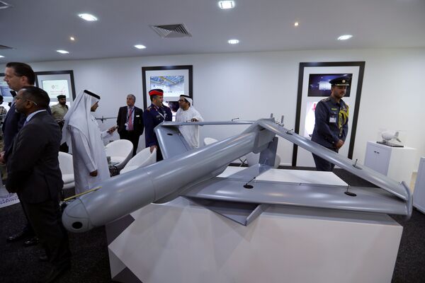 Visitantes observam drone militar no estande dos Emirados Árabes Unidos durante Show Aéreo Internacional Bahrein 2018 - Sputnik Brasil