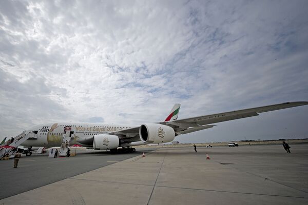 Maior avião de passageiros de dois andares do mundo, Airbus A380, no Show Aéreo Internacional Bahrein 2018, em 14 de novembro de 2018 - Sputnik Brasil