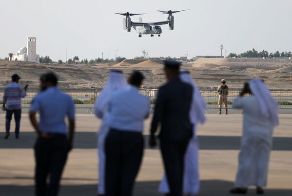 Espectadores assistem ao voo de acrobacia realizado pelo USMC MV-22 durante a apresentação aérea na base de Sakhir ao sul de Manama, Bahrein - Sputnik Brasil