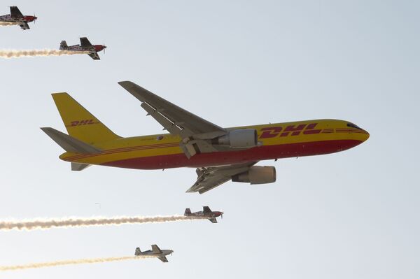Aeronave Boeing 767 de carga da empresa DHL realiza manobras aéreas no Show Aéreo Internacional Bahrein 2018 - Sputnik Brasil
