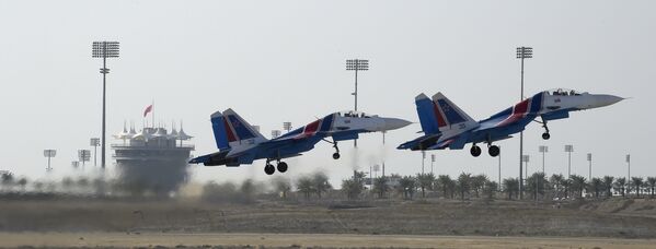 Grupo de aviação da Rússia realiza manobras com caças Su-27 no Show Aéreo Internacional Bahrein 2018 - Sputnik Brasil