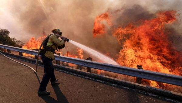 Bombeiro combate incêndio (imagem referencial) - Sputnik Brasil