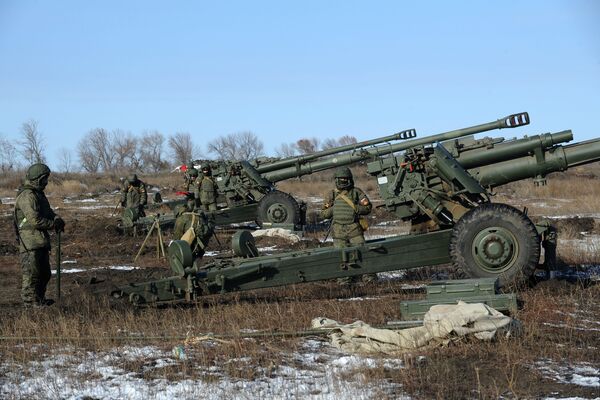 Militares da 150ª divisão de infantaria motorizada das Forças Terrestres da Rússia preparam um obuseiro para tiro real, em 15 de novembro de 2018 - Sputnik Brasil