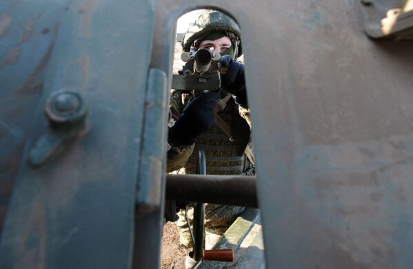 Artilheiro da 150ª divisão de infantaria motorizada se prepara para os exercícios no polígono Kuzminsky na região russa de Rostov - Sputnik Brasil