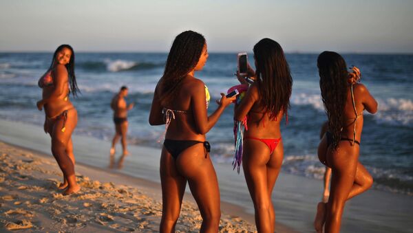 Moças posam para fotos na praia de Ipanema, no Rio - Sputnik Brasil