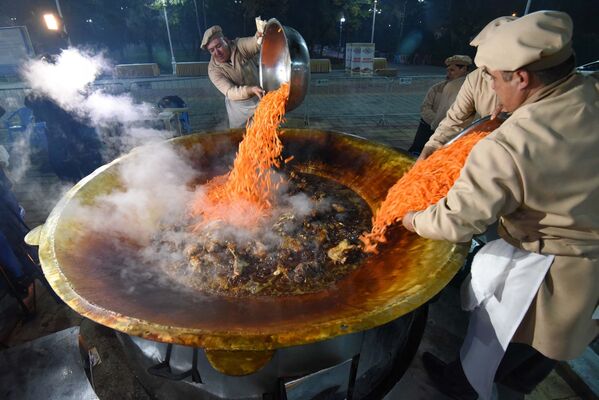 Cozinheiros preparam o prato tradicional pilaf durante um festival cultural na capital do Tajiquistão, Dushanbe - Sputnik Brasil