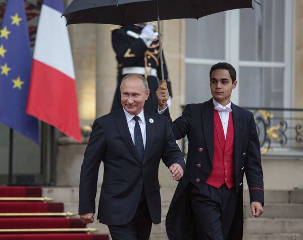 Presidente russo, Vladimir Putin, deixa o Palácio do Eliseu após um lanche de negócios oferecido aos líderes mundiais pelo presidente francês Emmanuel Macron - Sputnik Brasil