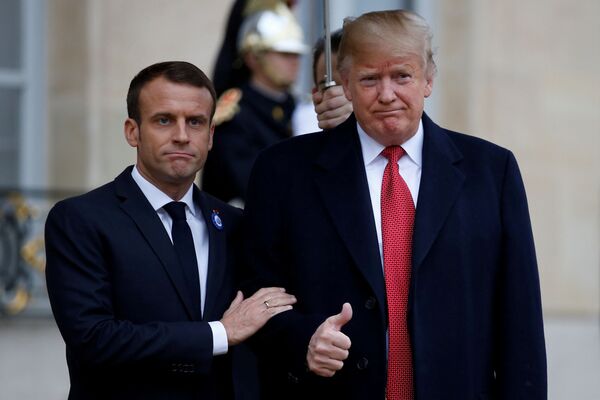 Presidente francês, Emmanuel Macron (à esquerda), saúda seu homólogo estadunidense, Donald Trump, na entrada do Palácio do Eliseu, em Paris - Sputnik Brasil