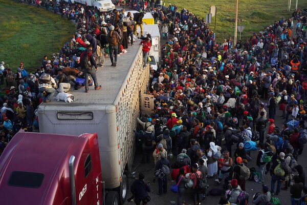 Caravana de milhares de migrantes se dirige do México aos EUA - Sputnik Brasil