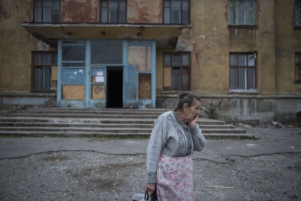 Mulher idosa perto de um dormitório na cidade de Makeevka, na República Popular de Donetsk - Sputnik Brasil