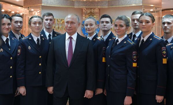 Presidente russo Vladimir Putin posa para fotos com cadetes da Universidade do Ministério do Interior da Rússia em Moscou, ao visitar a entidade - Sputnik Brasil