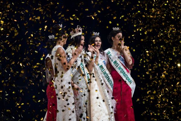 Vencedora do concurso Miss Beleza Internacional 2018, a venezuelana Mariem Claret Vlazco Garcia, rodeada pelas finalistas ao ganhar o prêmio, em Tóquio - Sputnik Brasil