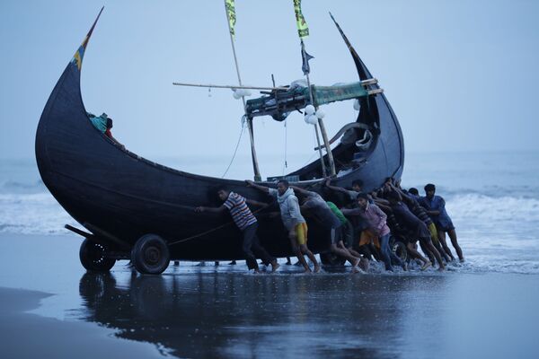 Pescadores puxam barco para a costa no povoado pesqueiro de Shaplapur, em Bangladesh - Sputnik Brasil