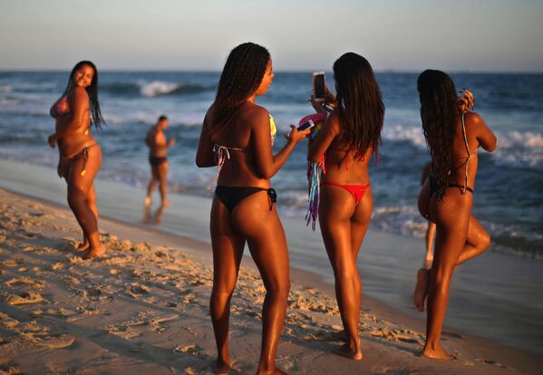 Moças posam para fotos na praia de Ipanema, no Rio - Sputnik Brasil