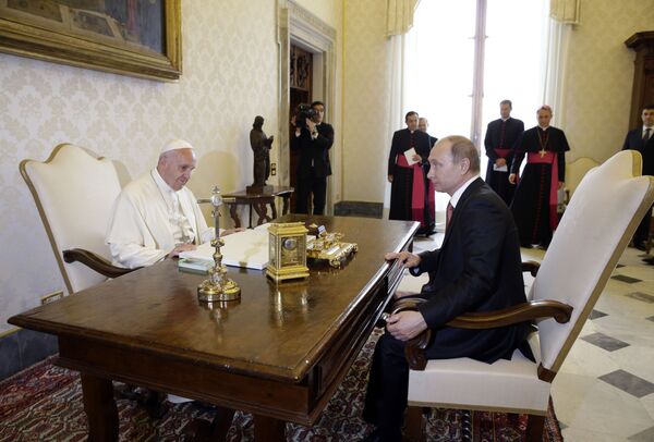 Papa Francisco recebe o presidente russo no seu escritório no Vaticano - Sputnik Brasil