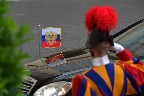 Um soldado da Guarda Suíça Pontifícia perto do carro do presidente russo após o encontro privado com Papa Francisco - Sputnik Brasil