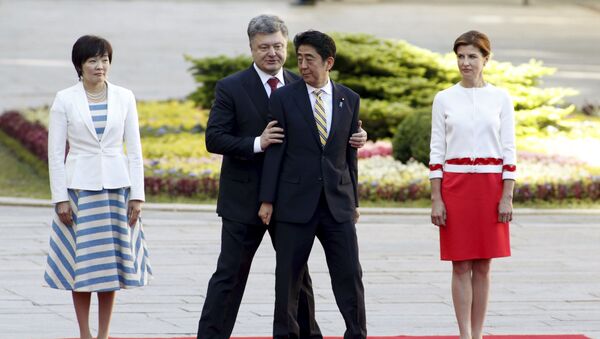 Presidente da Ucrania Pyotr Poroshenko e primeiro-ministro do Japão Shinzo Abe  em Kiev - Sputnik Brasil