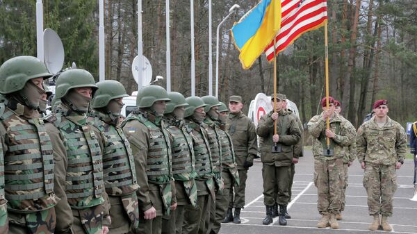 Soldados dos EUA e da Ucrânia montam guarda durante a cerimônia de abertura do Fearless Guardian - 2015 (Guardião destemido - 2015), Comando de manutenção da paz e segurança ucraniano-americano e treinamento de equipe, no oeste da Ucrânia, na região de Lvov, 20 de abril de 2015 - Sputnik Brasil
