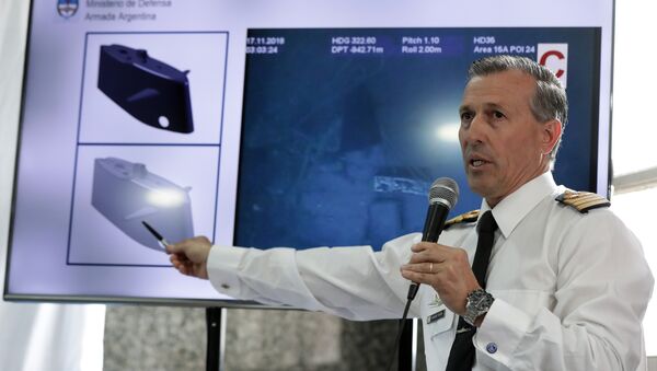 O porta-voz da Marinha argentina, Enrique Balbi, mostrando as imagens dos restos do submarino ARA San Juan - Sputnik Brasil