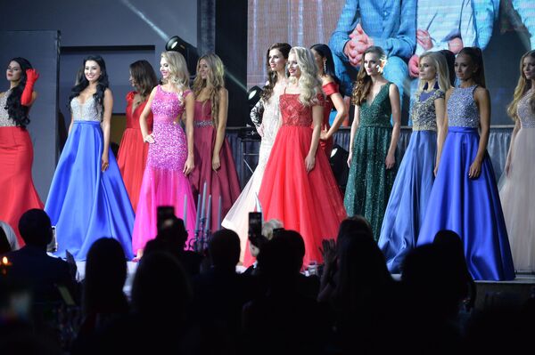 Candidatas do concurso desfilam usando vestidos noturnos. - Sputnik Brasil