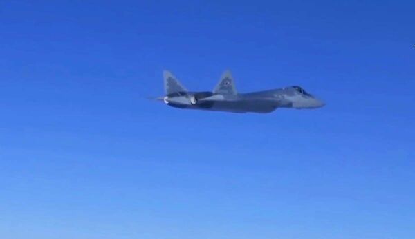 Novo caça Su-57 voando na Síria - Sputnik Brasil