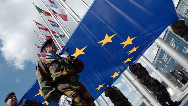 Soldados do Eurocorps com a bandeira da União Europeia na frente do Parlamento Europeu em Estrasburgo, leste da França. 30 de junho em 2014 - Sputnik Brasil