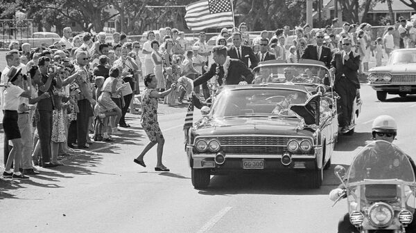 35° presidente dos EUA, John F. Kennedy, durante carreata na cidade norte-americana de Honolulu, em 9 de junho de 1963 - Sputnik Brasil