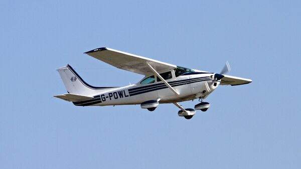 Monomotor Cessna 182 Skylane no céu - Sputnik Brasil