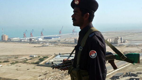 A Pakistan security personnel stands guard near the the Beijing-funded megaport of Gwadar, in southwestern Pakistan - Sputnik Brasil