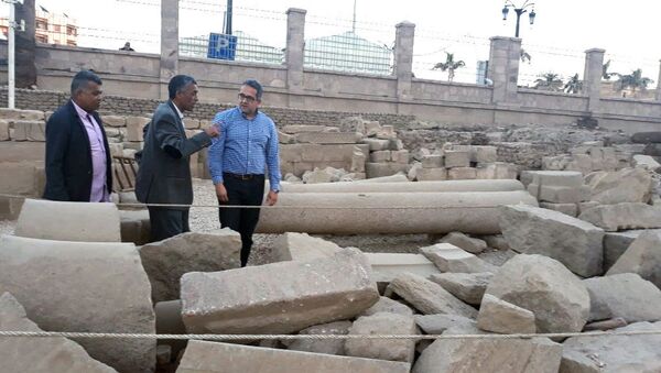 Ministro de Antiguidades, Khaled al-Anani, durante escavações arqueológicas na proximidade da cidade de Luxor, no sul do Egito - Sputnik Brasil