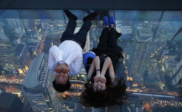 Turistas posam para foto no 78º andar do arranha-céu King Power Mahanakhon, em Bangkok - Sputnik Brasil