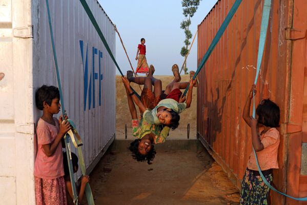 Crianças refugiadas rohingya brincam nas ruas de uma cidade bengali - Sputnik Brasil