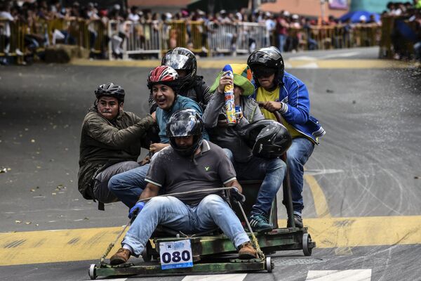 Participantes de uma corrida de veículos de produção caseira na cidade colombiana de Medellin - Sputnik Brasil