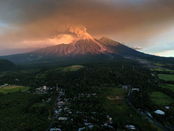 Vulcão Fuego entra em erupção em Escuintla, na Guatemala - Sputnik Brasil