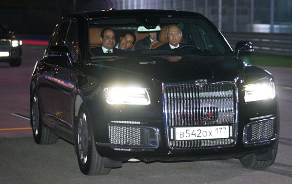 O presidente russo, Vladimir Putin, e seu homólogo egípcio, Abdel Fattah al-Sisi, no carro presidencial Aurus, em Sochi, em 17 de outubro de 2018 - Sputnik Brasil